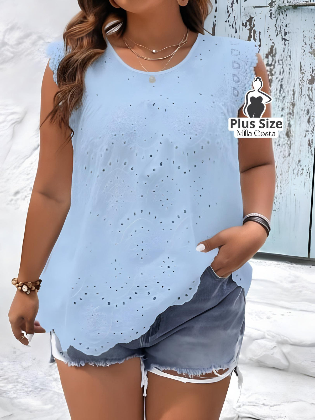 Blusa Bata Bordada com Detalhes Vazados Plus Size