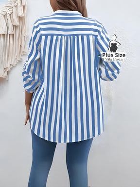 Blusa Listrada Com Bolso Frontal e Manga Ajustável Plus Size