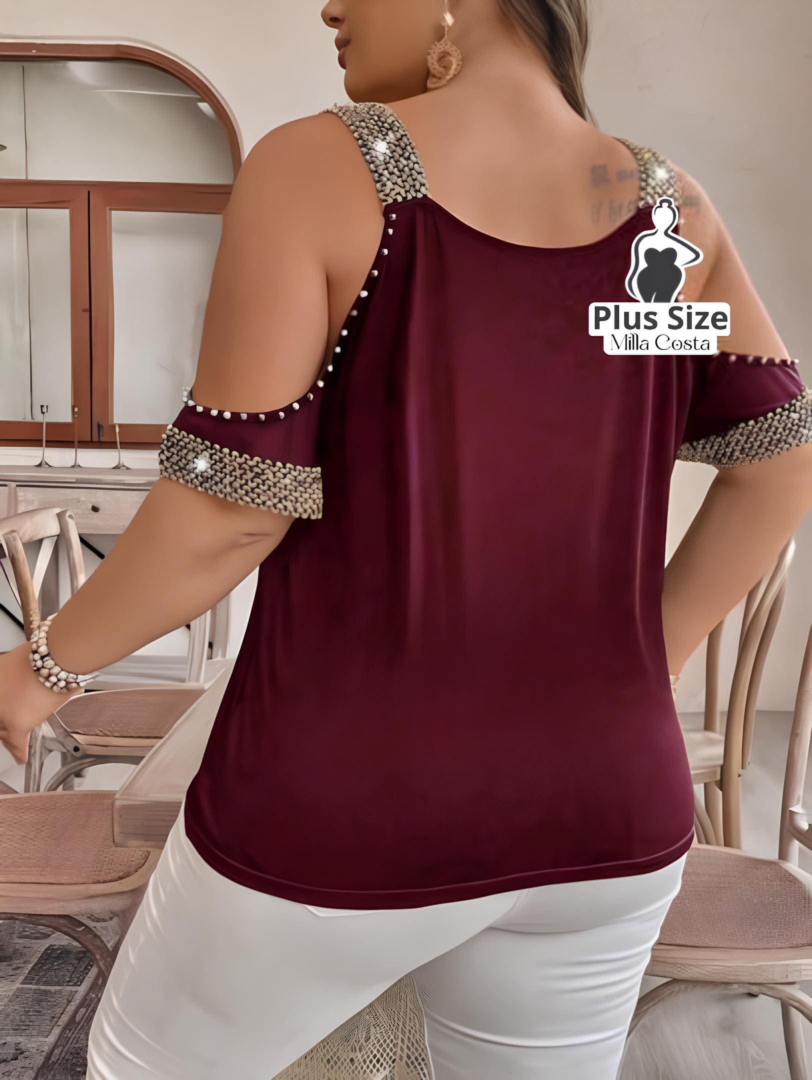 Blusa Com Detalhes de Pedraria e Ombros Vazados Plus Size