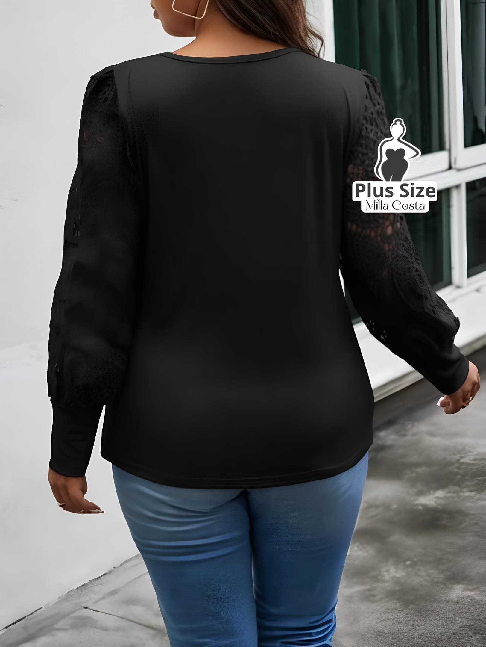 Blusa com Mangas de Crochê e Detalhe Moderno Plus Size