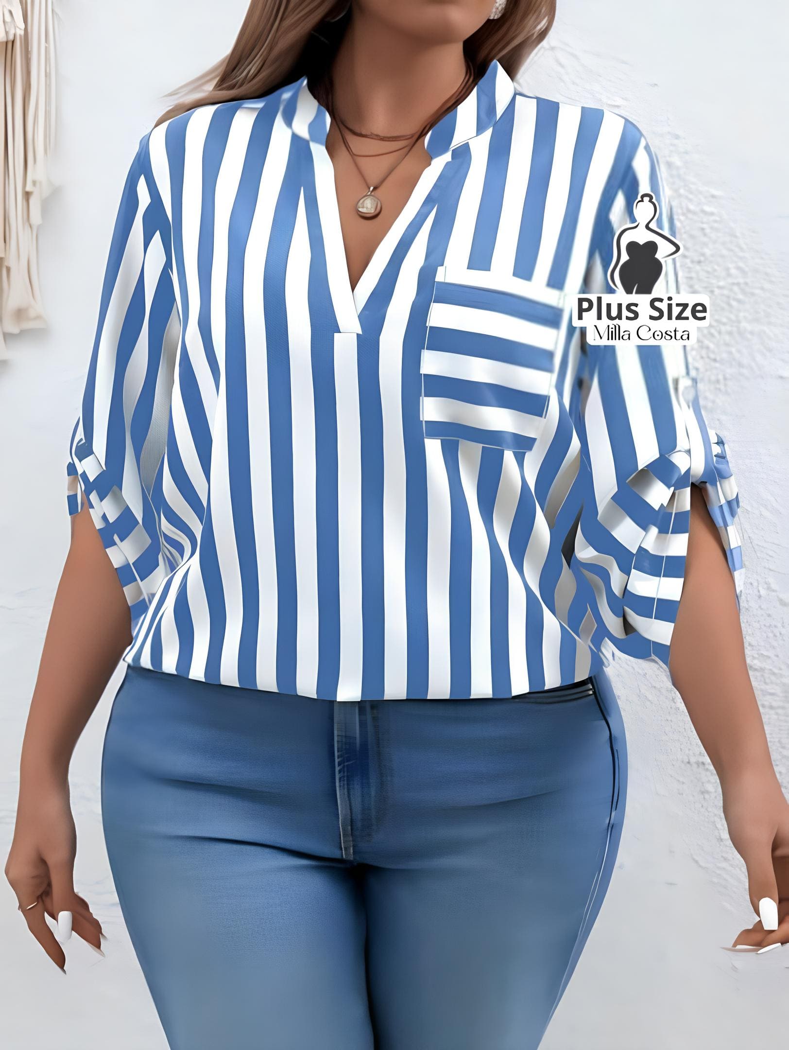 Blusa Listrada Com Bolso Frontal e Manga Ajustável Plus Size