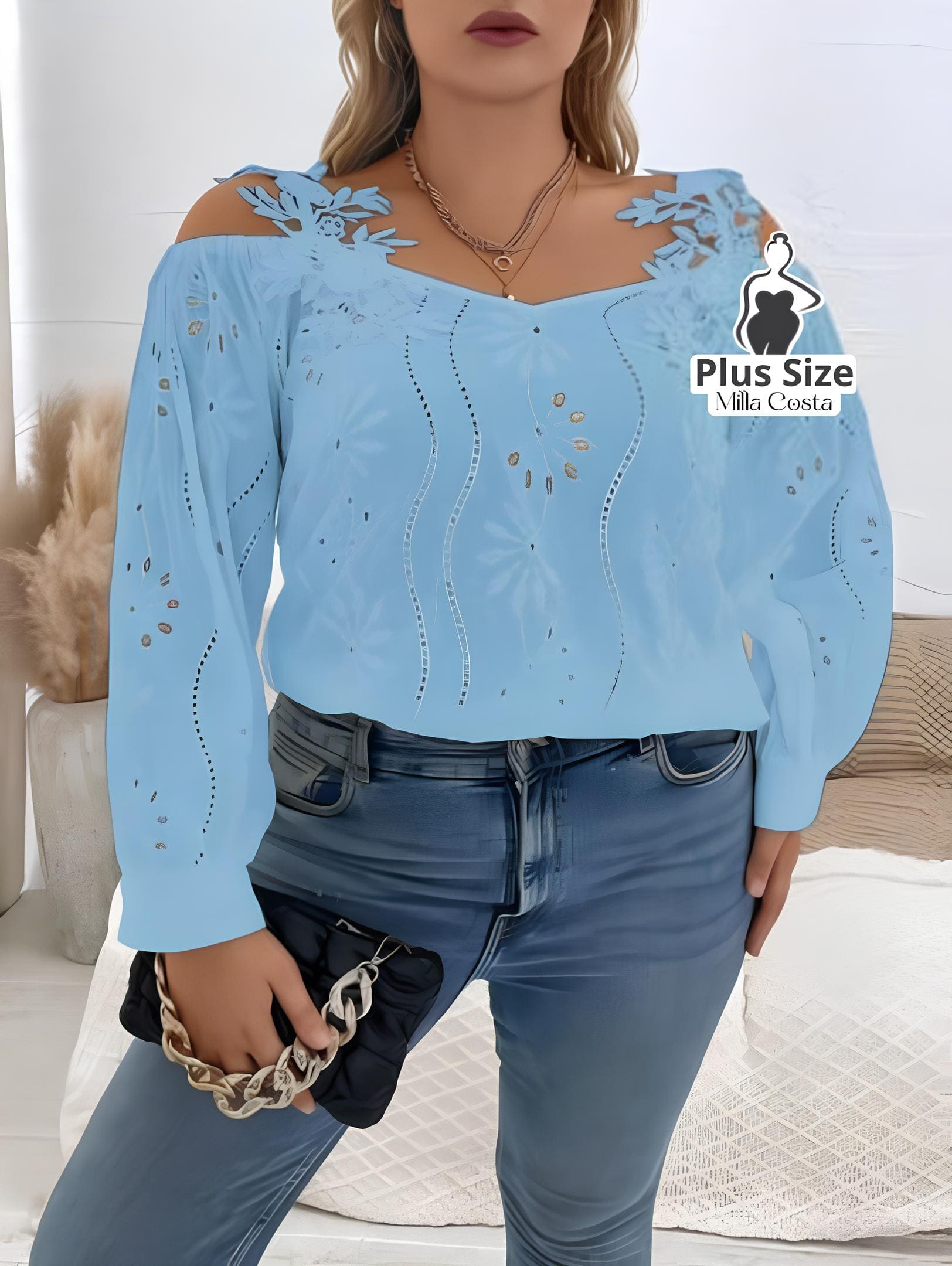 Blusa Ciganinha Com Bordado Vazado e Detalhes Florais Plus Size