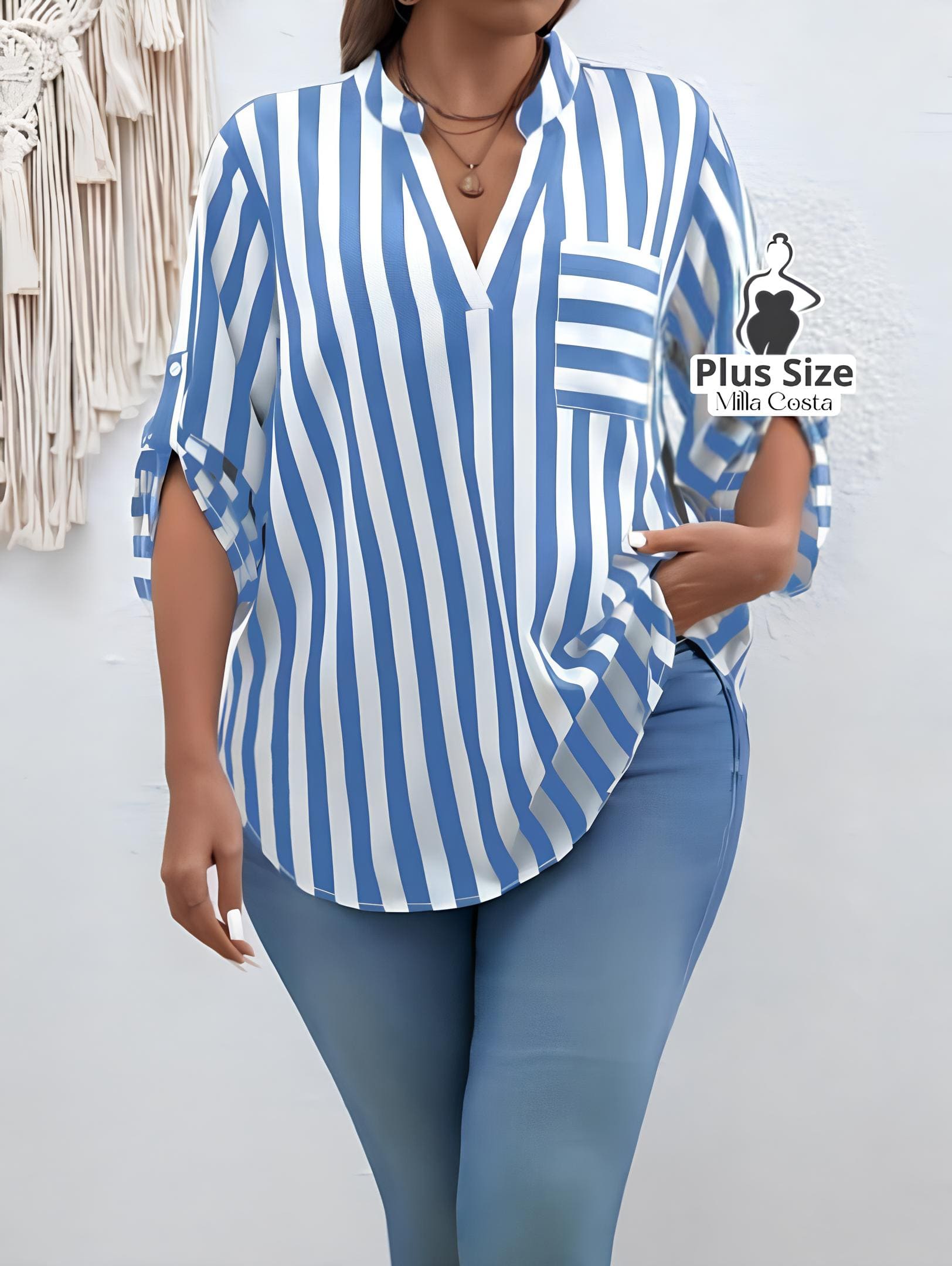 Blusa Listrada Com Bolso Frontal e Manga Ajustável Plus Size