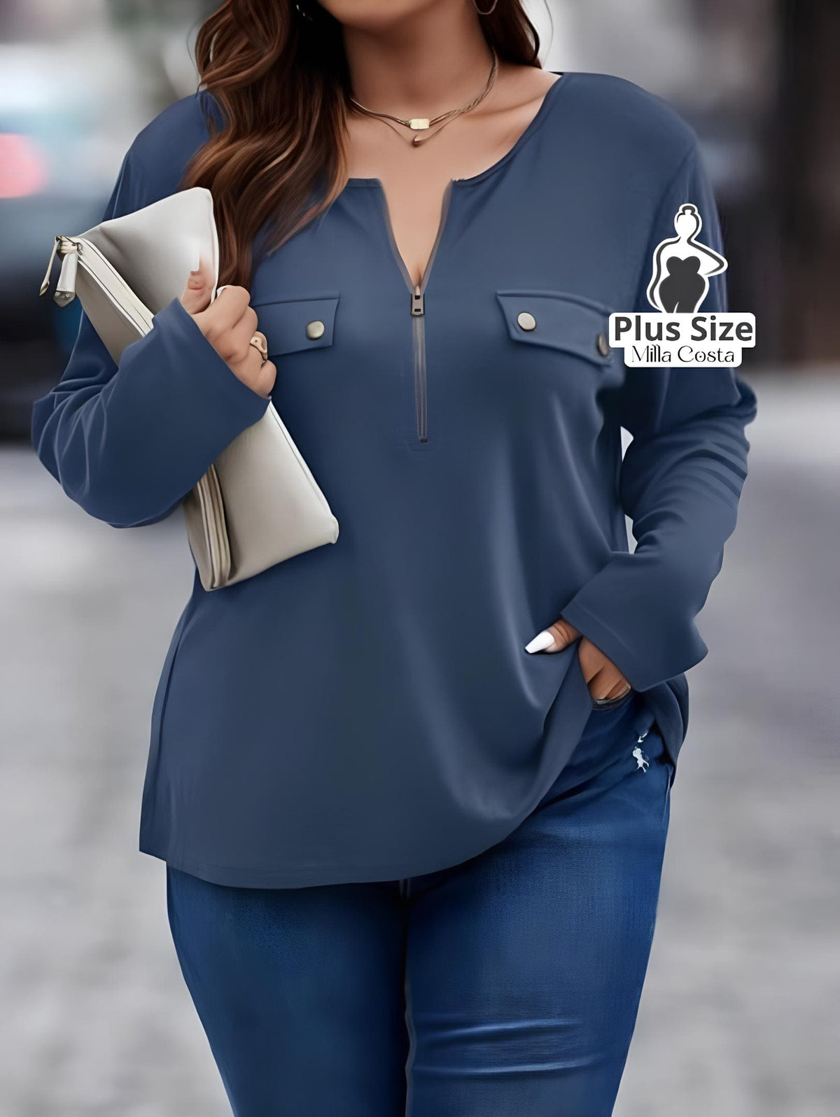 Blusa Com Zíper Frontal e Bolsos Decorativos Plus Size