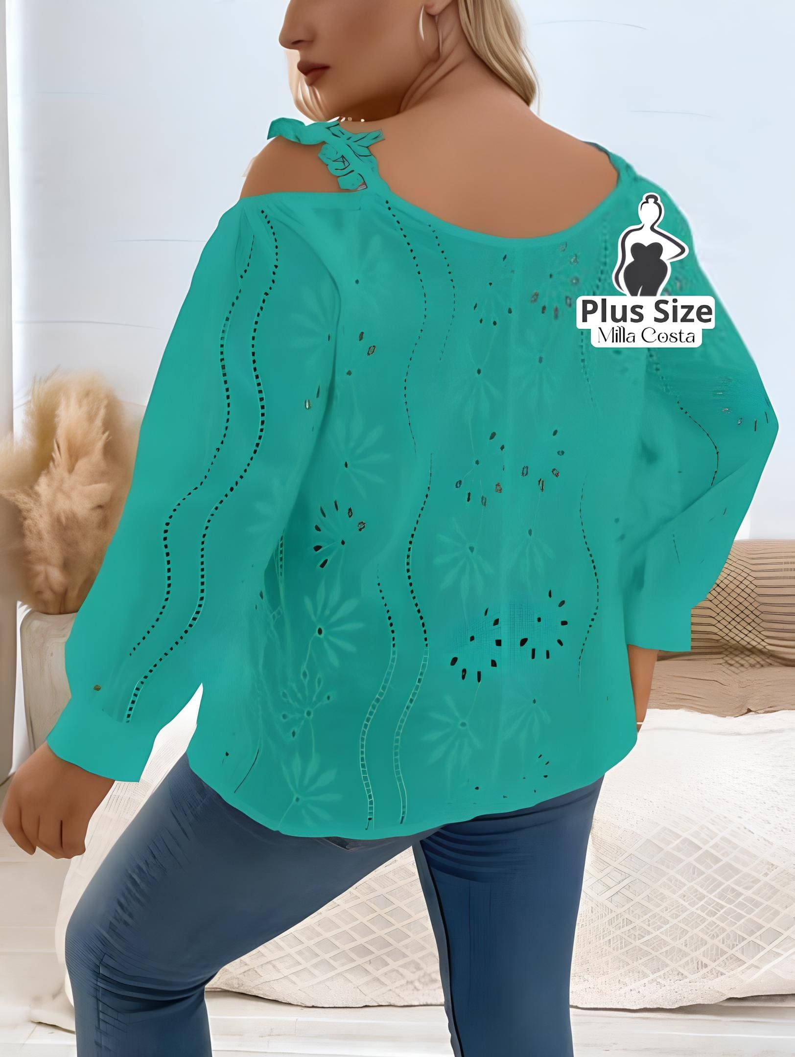 Blusa Ciganinha Com Bordado Vazado e Detalhes Florais Plus Size