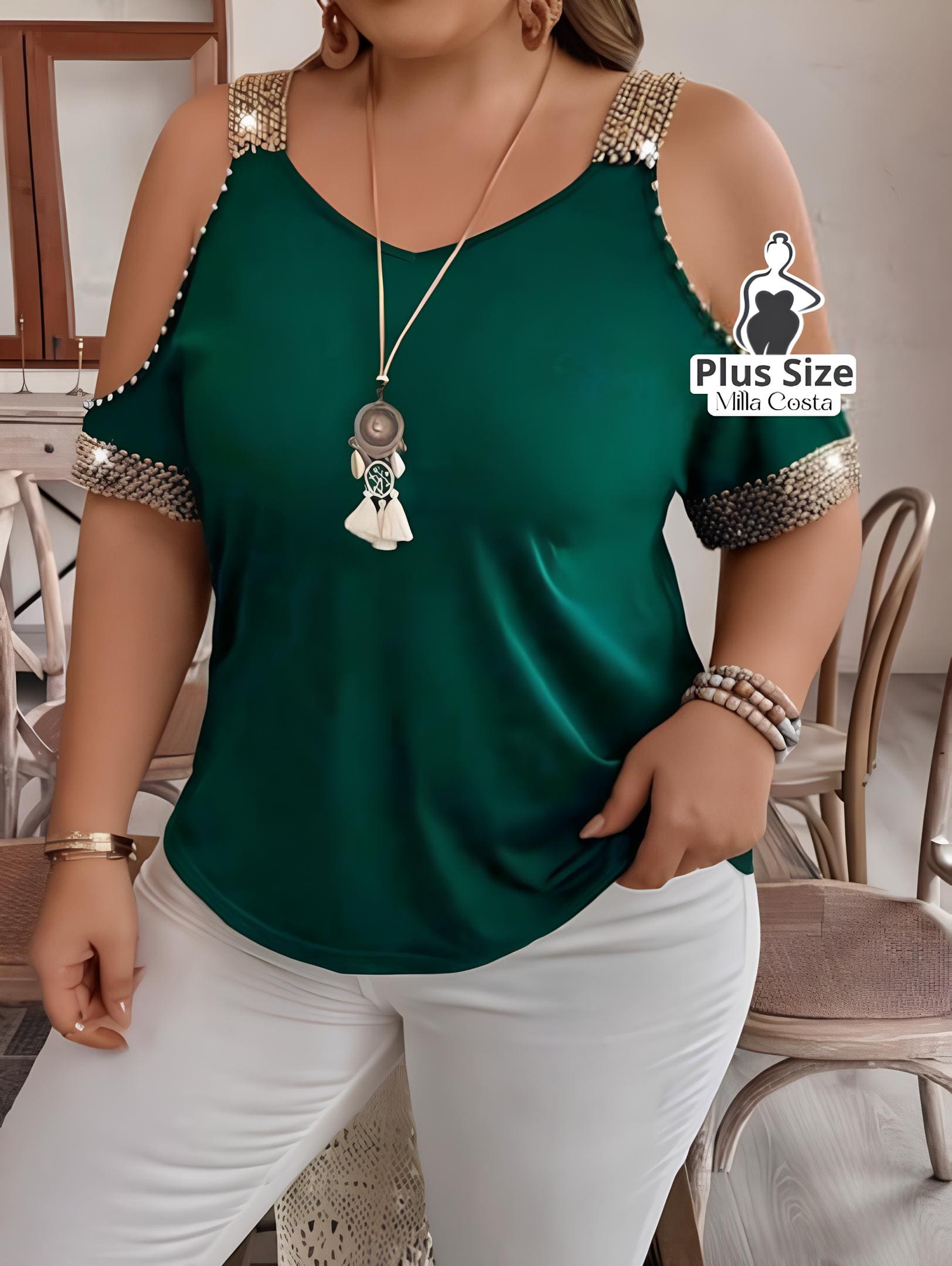 Blusa Com Detalhes de Pedraria e Ombros Vazados Plus Size