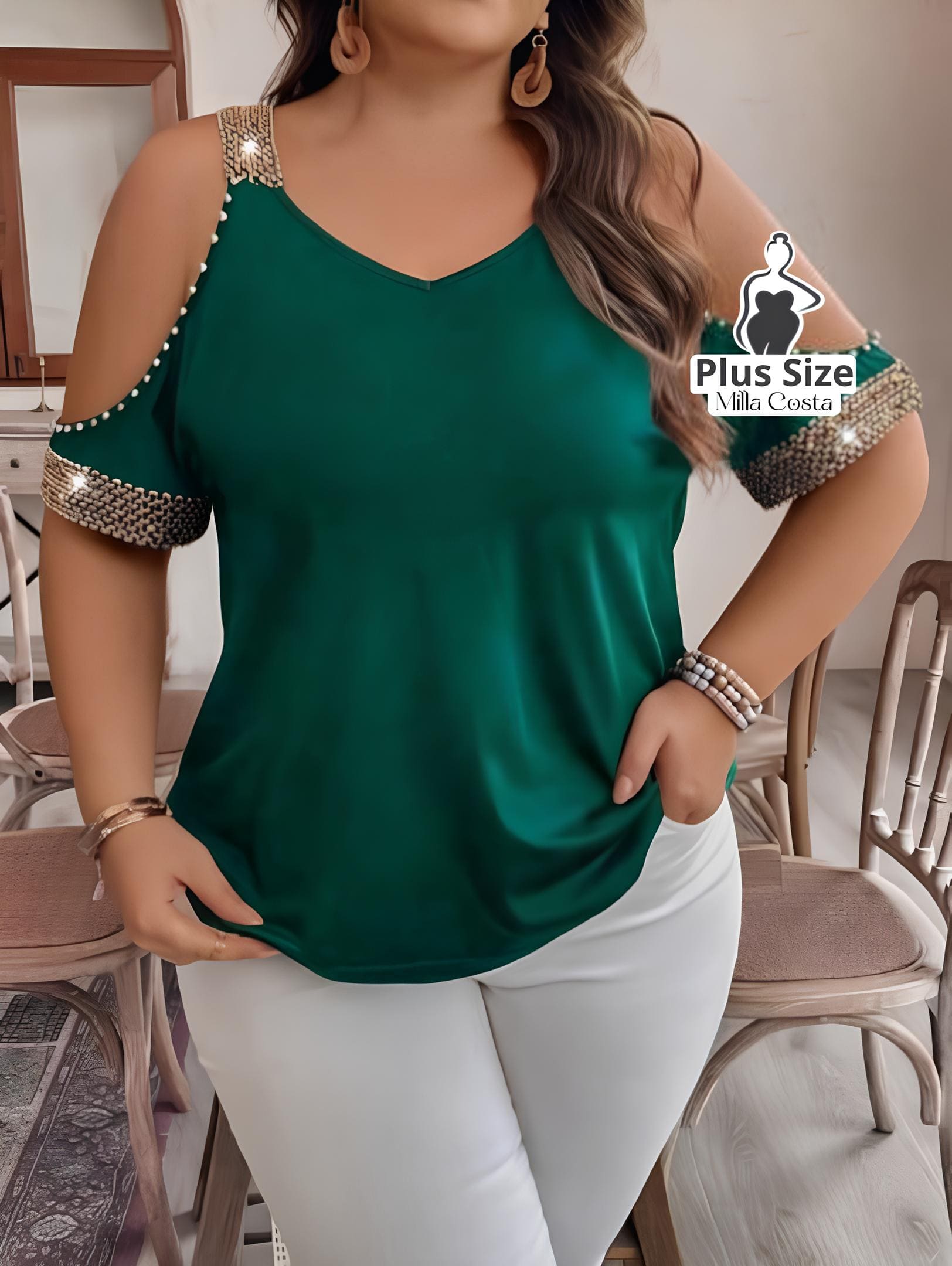 Blusa Com Detalhes de Pedraria e Ombros Vazados Plus Size