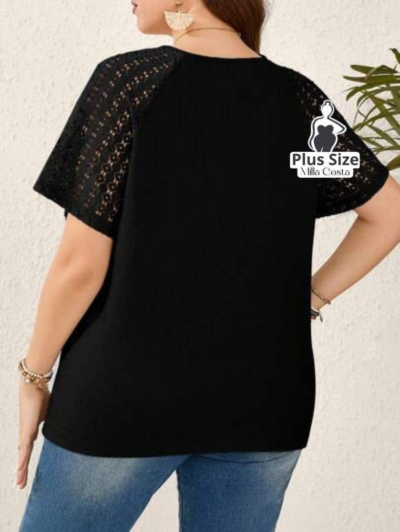 Blusa Com Renda E Detalhes Vazados Plus Size