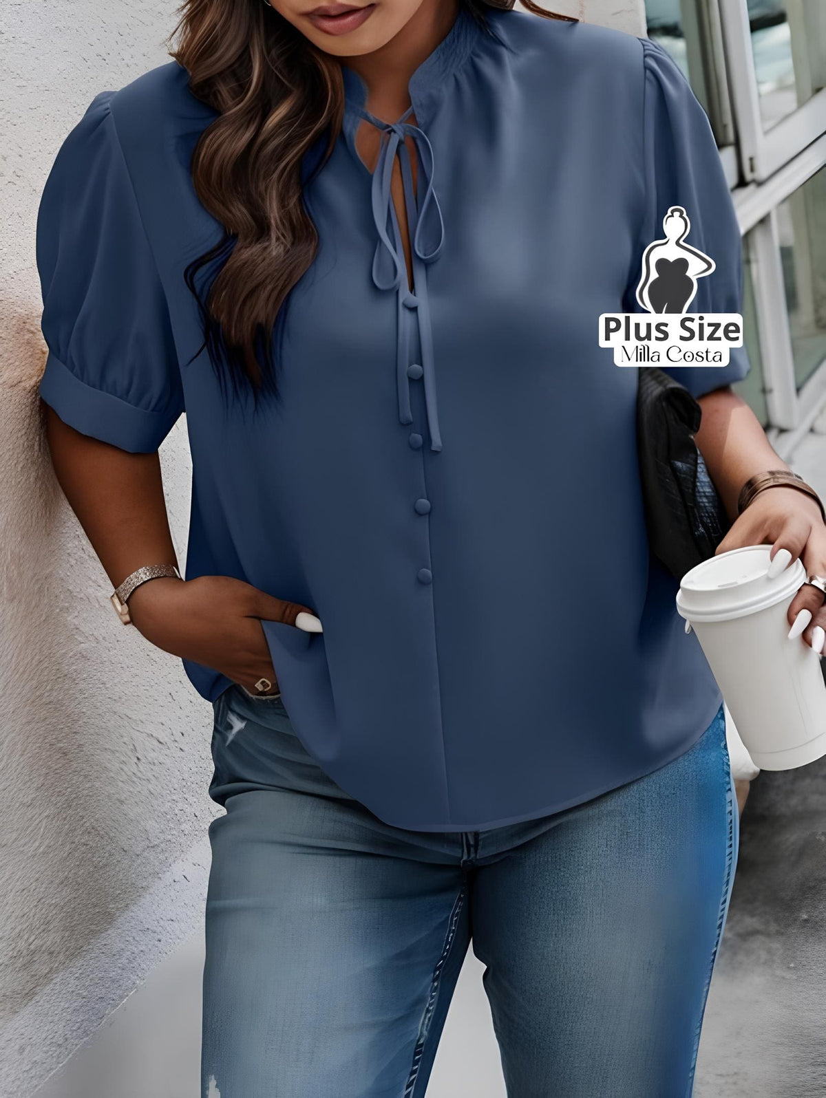 Blusa Elegante Com Laço Frontal e Detalhe de Botões Plus Size