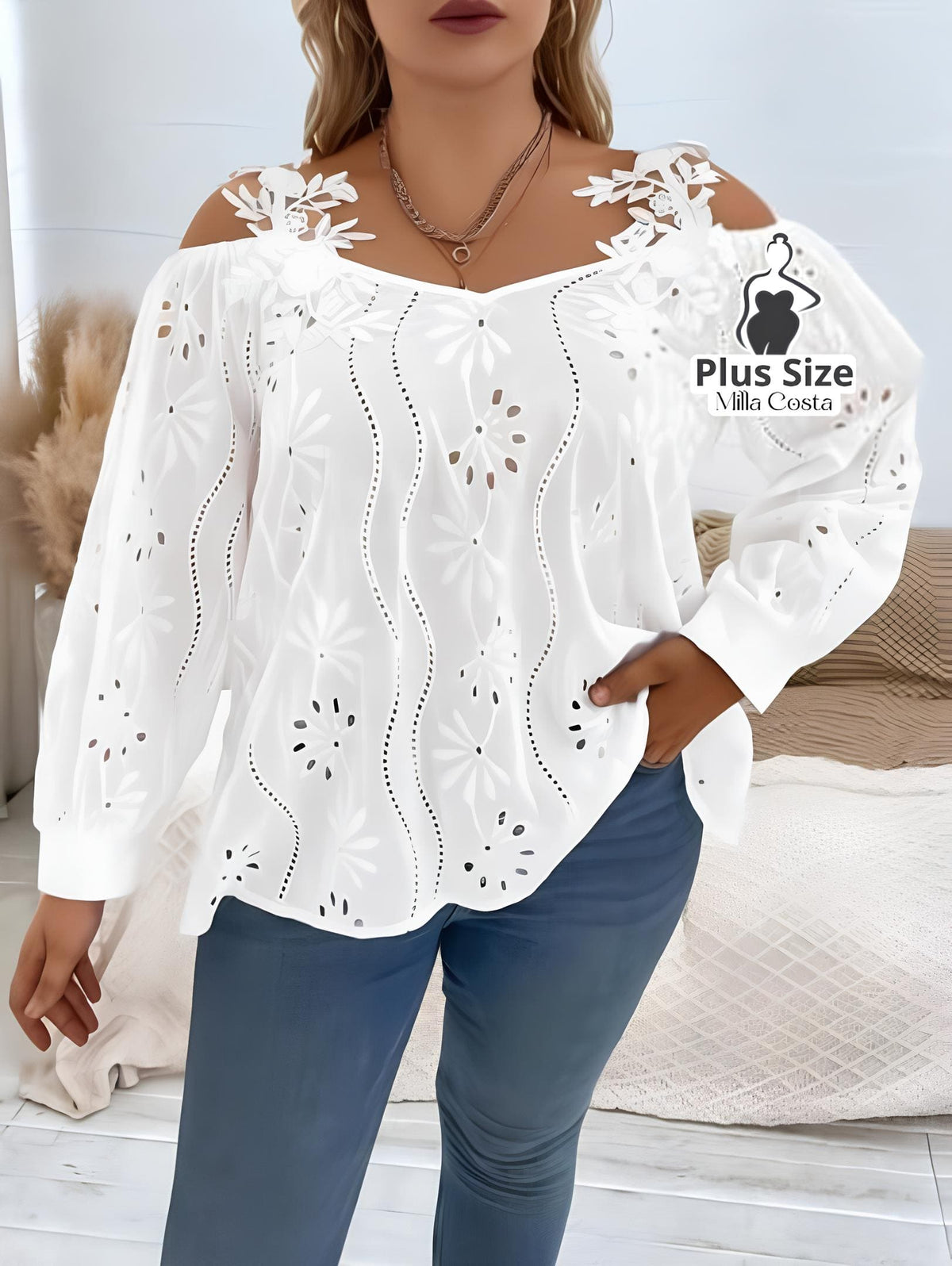 Blusa Ciganinha Com Bordado Vazado e Detalhes Florais Plus Size