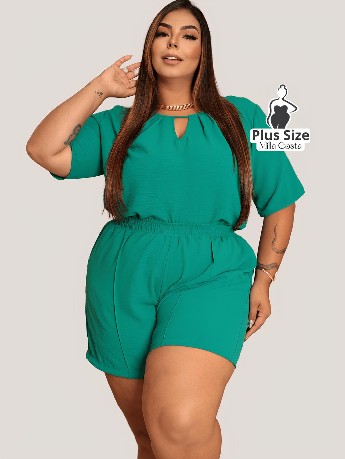 Macacão Curto Com Decote Vazado Plus Size