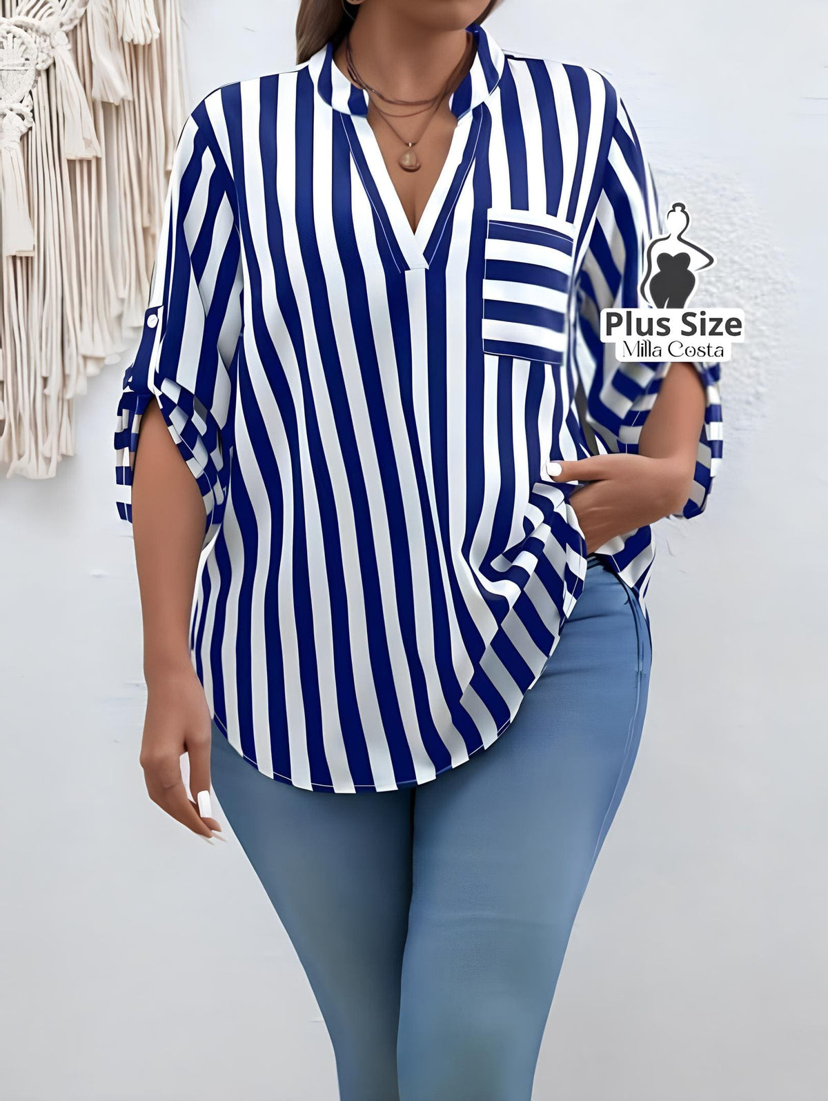 Blusa Listrada Com Bolso Frontal e Manga Ajustável Plus Size