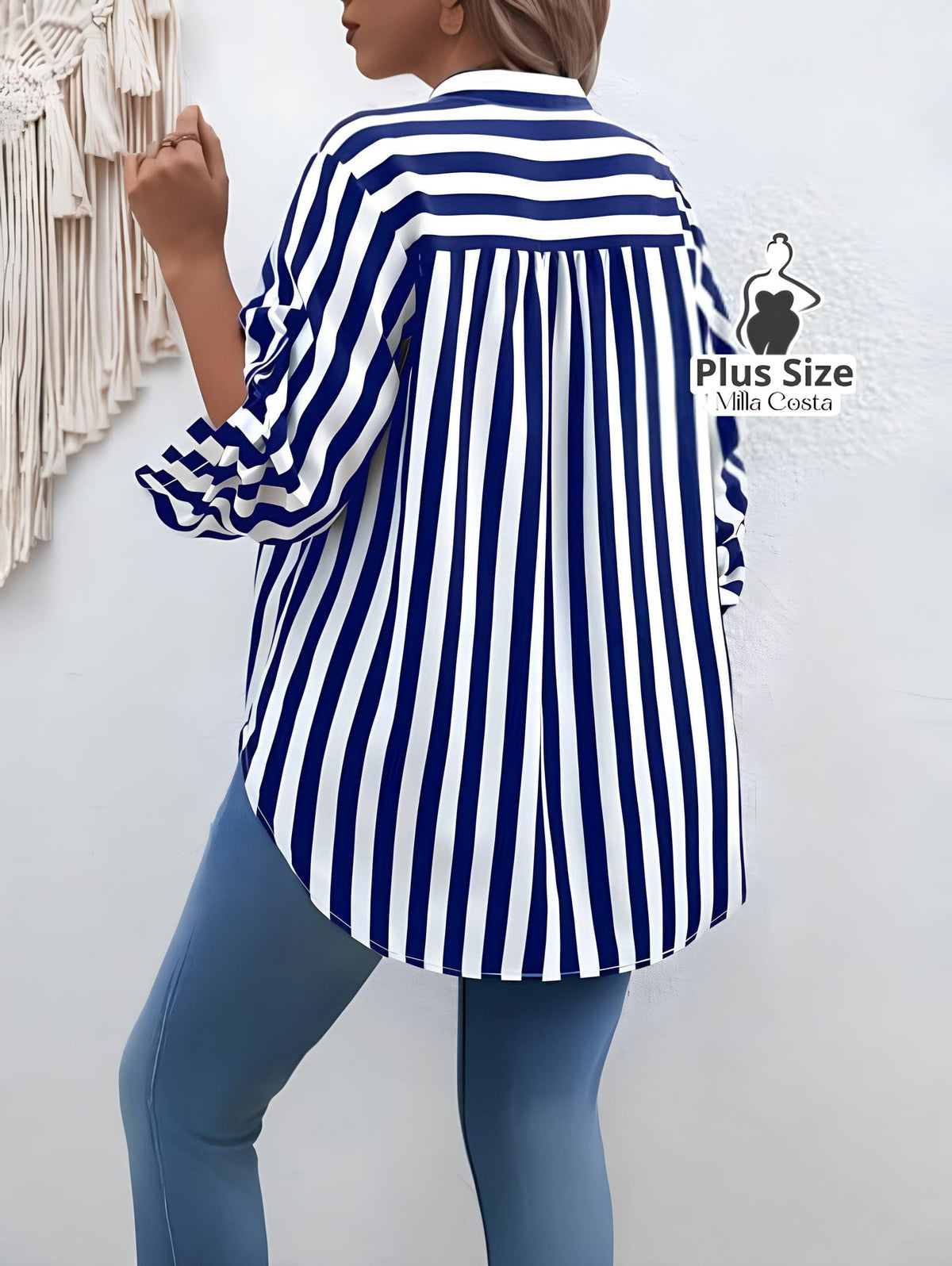 Blusa Listrada Com Bolso Frontal e Manga Ajustável Plus Size