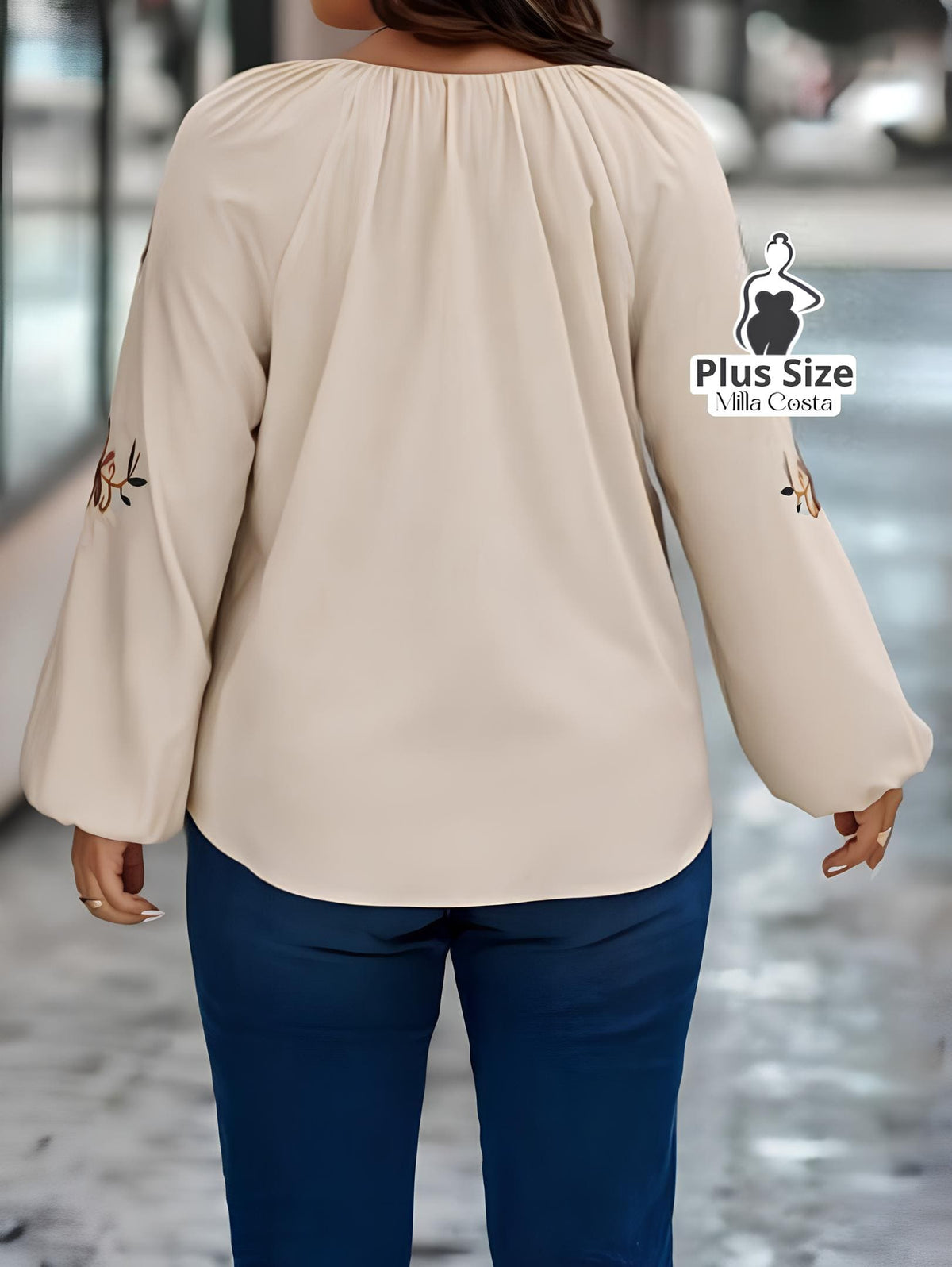 Blusa Com Mangas Bufantes Bordadas e Decote V Plus Size