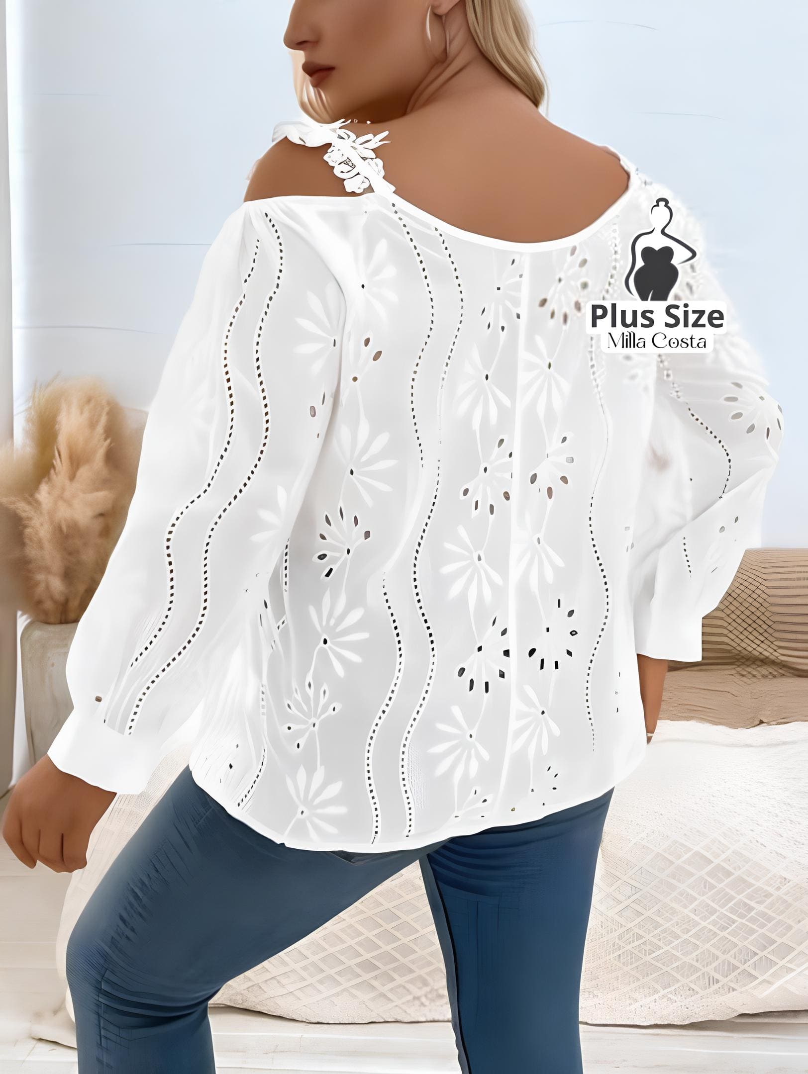 Blusa Ciganinha Com Bordado Vazado e Detalhes Florais Plus Size