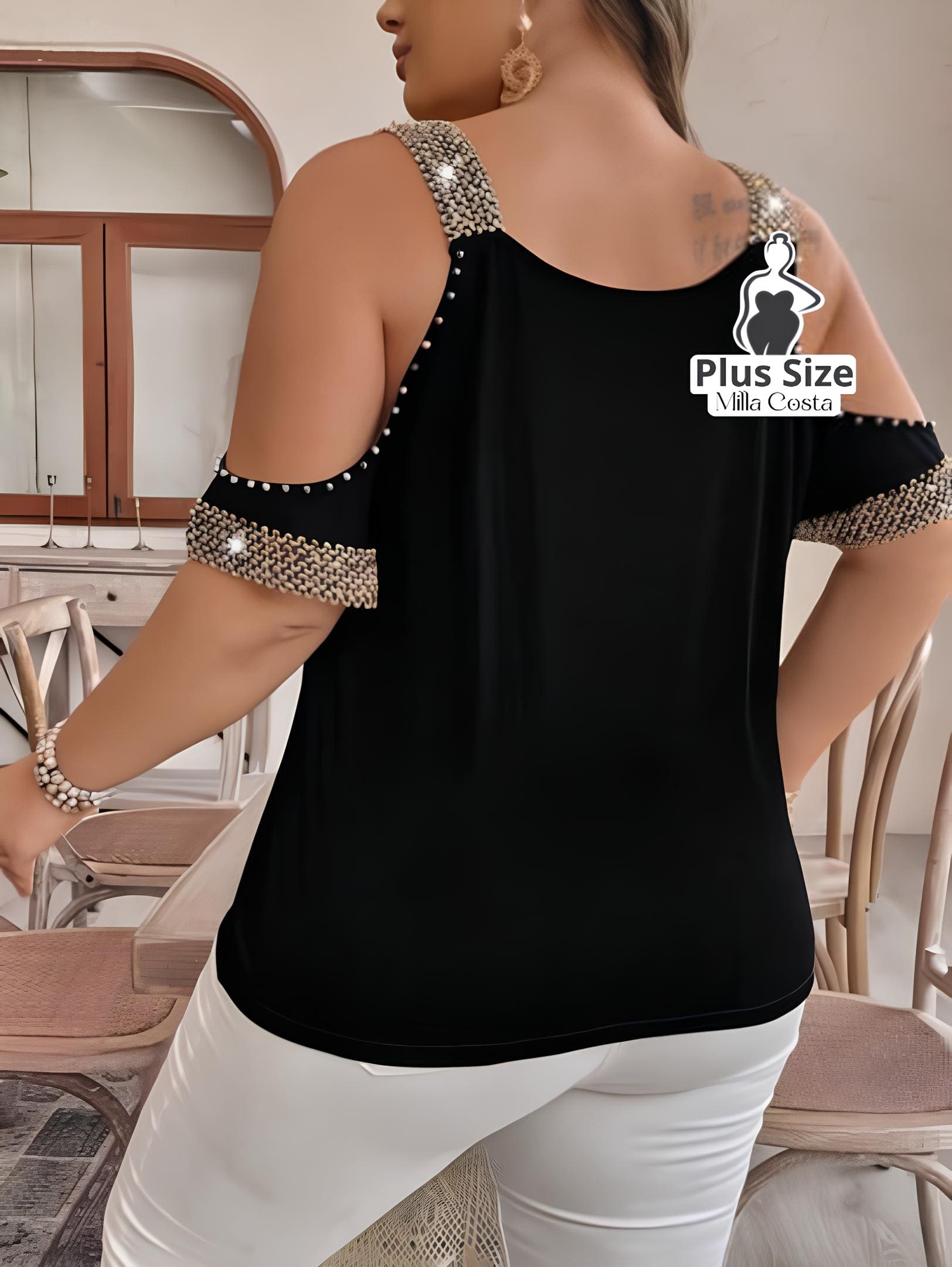 Blusa Com Detalhes de Pedraria e Ombros Vazados Plus Size