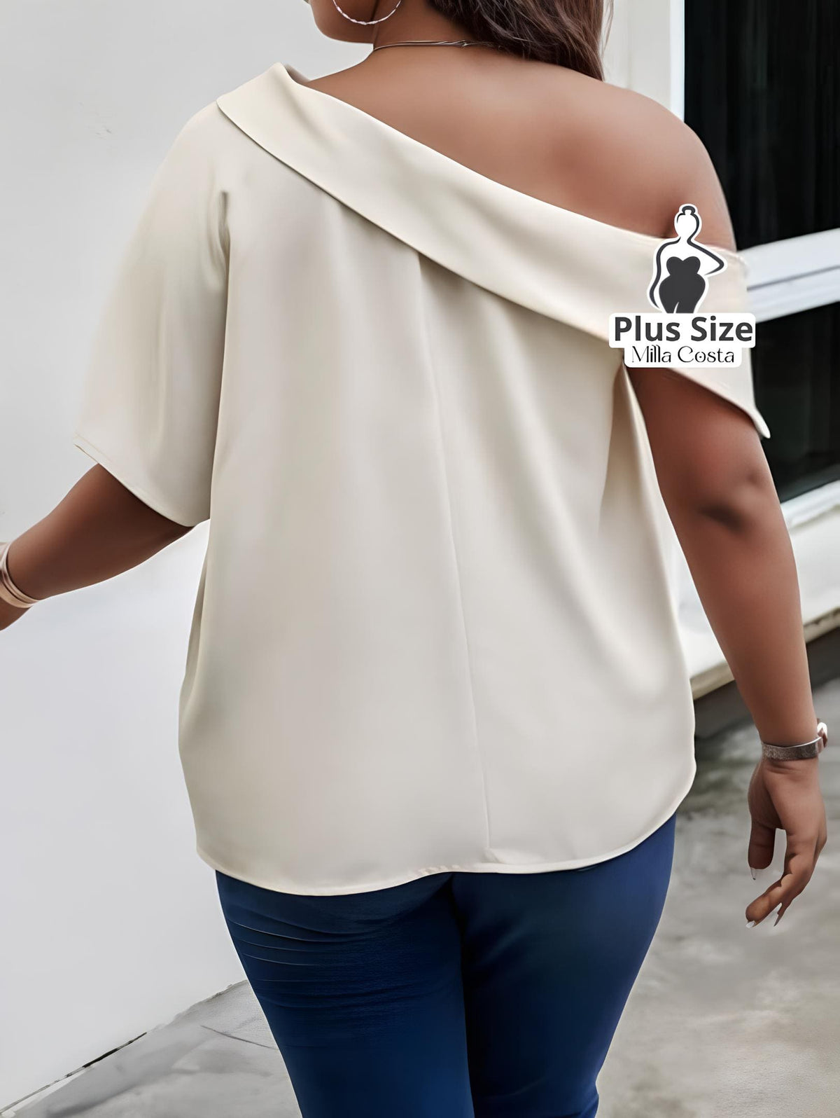 Blusa Ombro Caído Com Detalhe de Botão Plus Size