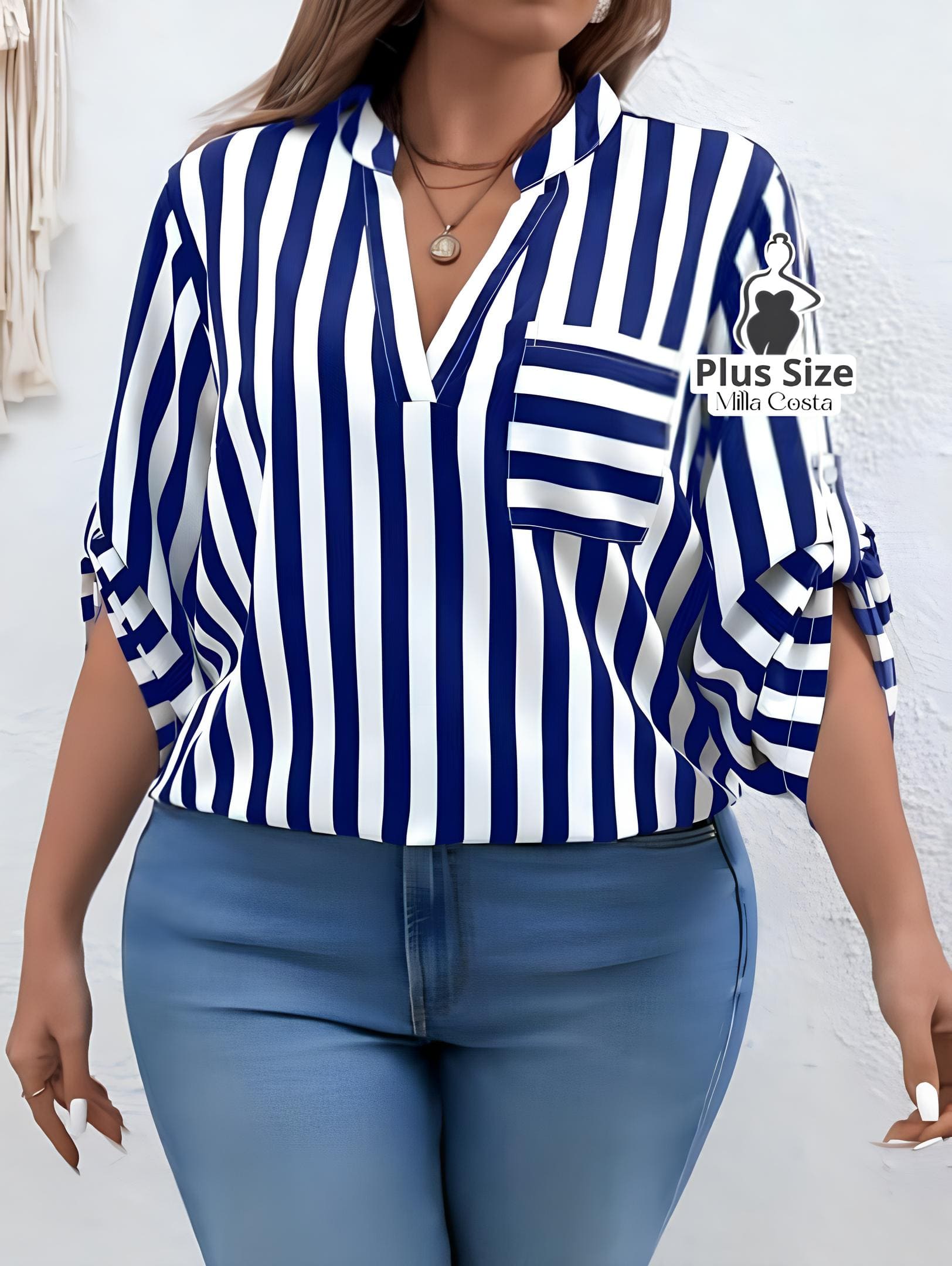 Blusa Listrada Com Bolso Frontal e Manga Ajustável Plus Size