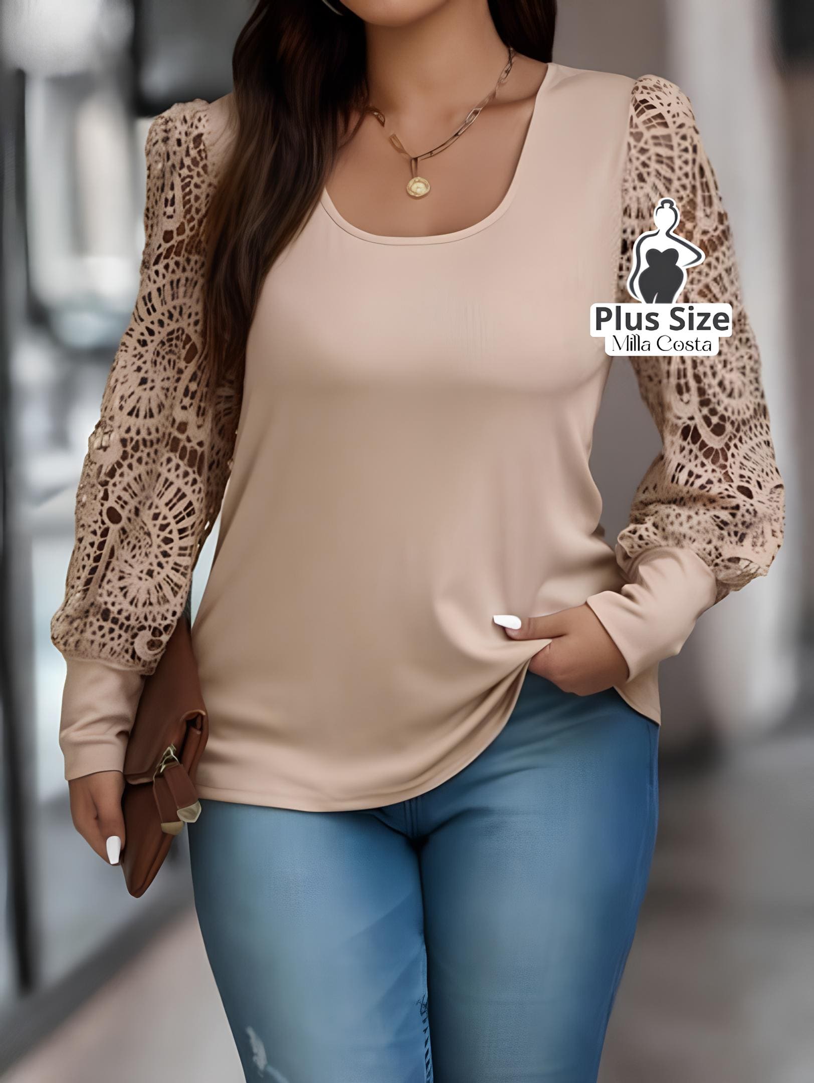 Blusa com Mangas de Crochê e Detalhe Moderno Plus Size