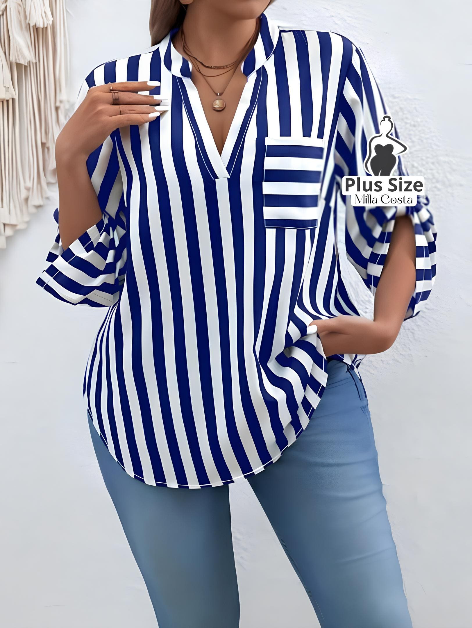 Blusa Listrada Com Bolso Frontal e Manga Ajustável Plus Size