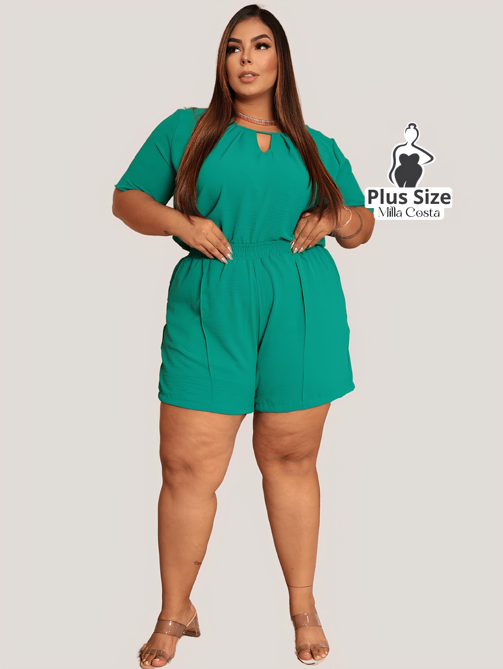 Macacão Curto Com Decote Vazado Plus Size