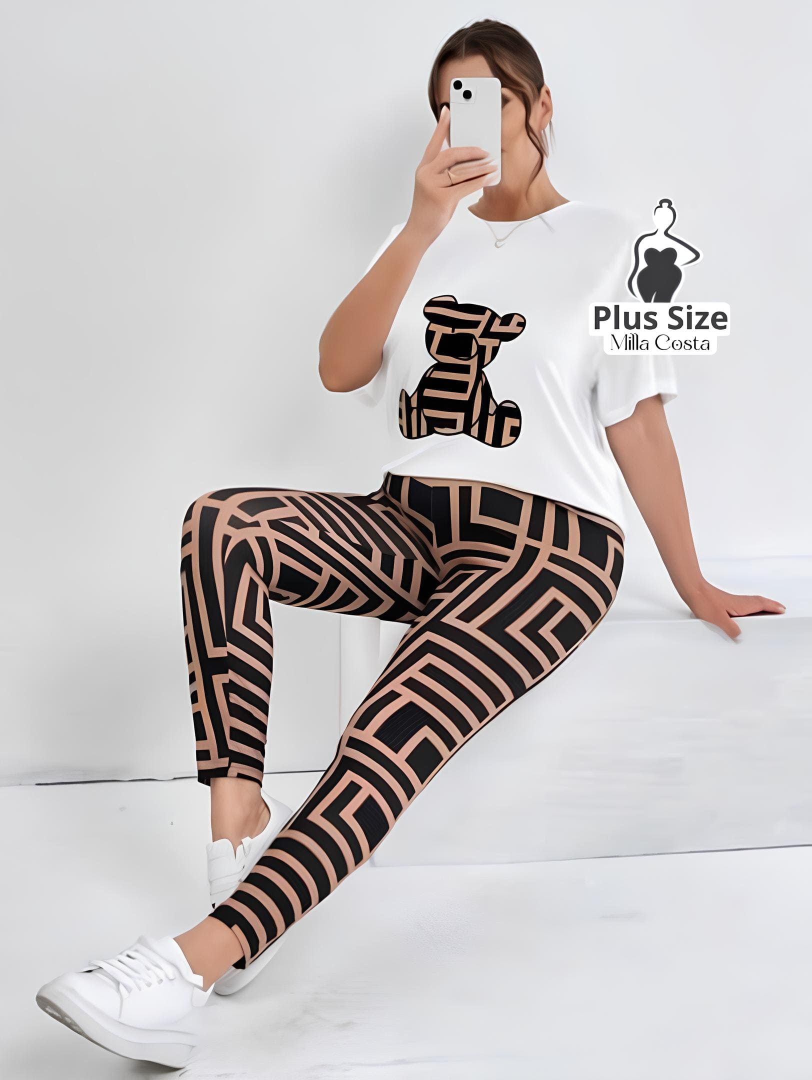 Conjunto Feminino com Blusa Estampada de Urso e Legging Geométrica Plus Size