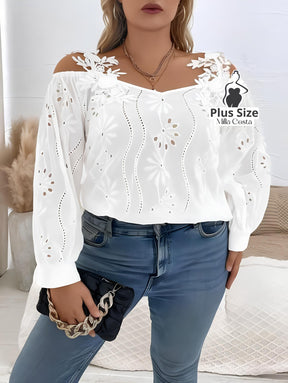 Blusa Ciganinha Com Bordado Vazado e Detalhes Florais Plus Size