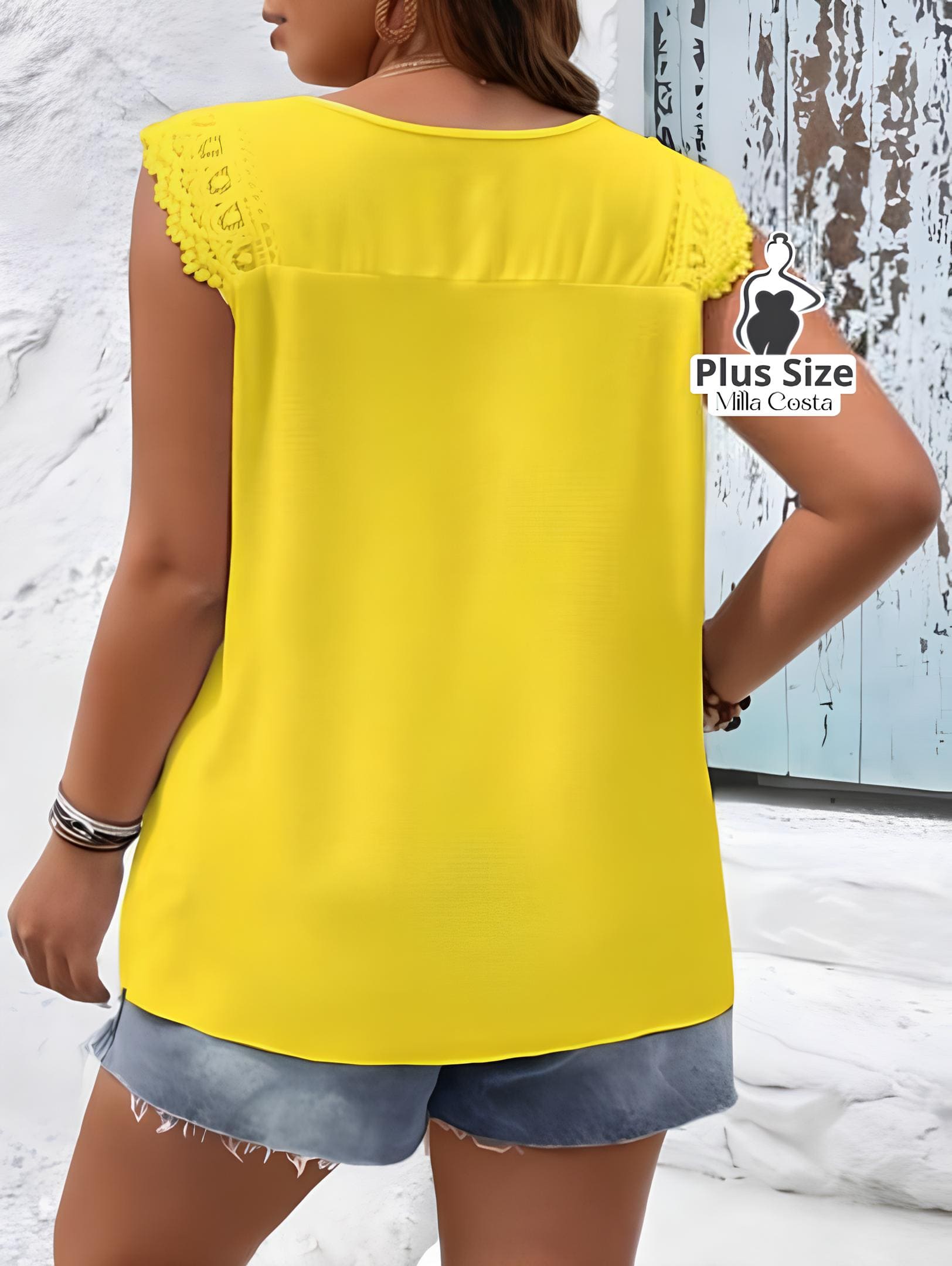 Blusa Bata Bordada com Detalhes Vazados Plus Size