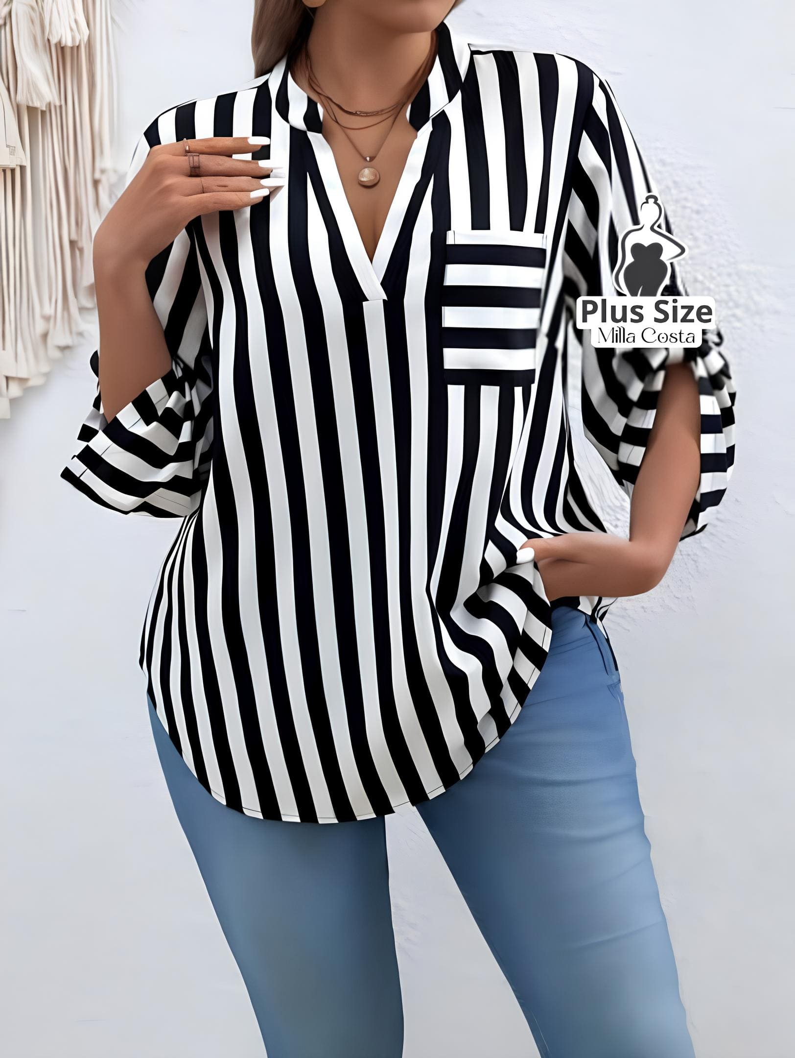 Blusa Listrada Com Bolso Frontal e Manga Ajustável Plus Size