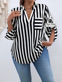 Blusa Listrada Com Bolso Frontal e Manga Ajustável Plus Size