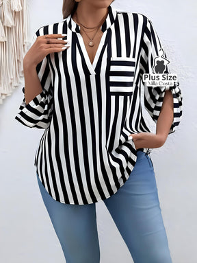 Blusa Listrada Com Bolso Frontal e Manga Ajustável Plus Size