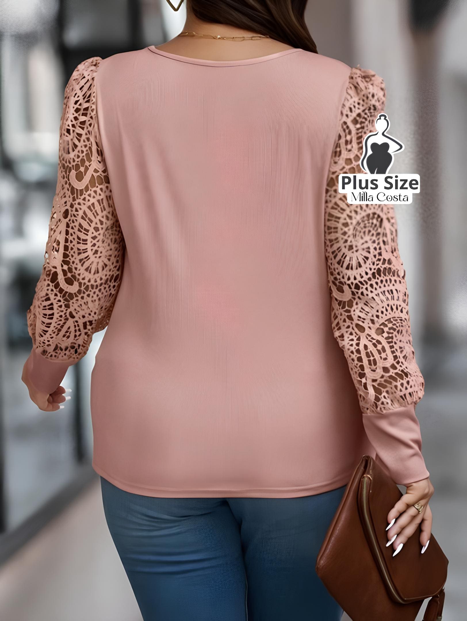 Blusa com Mangas de Crochê e Detalhe Moderno Plus Size