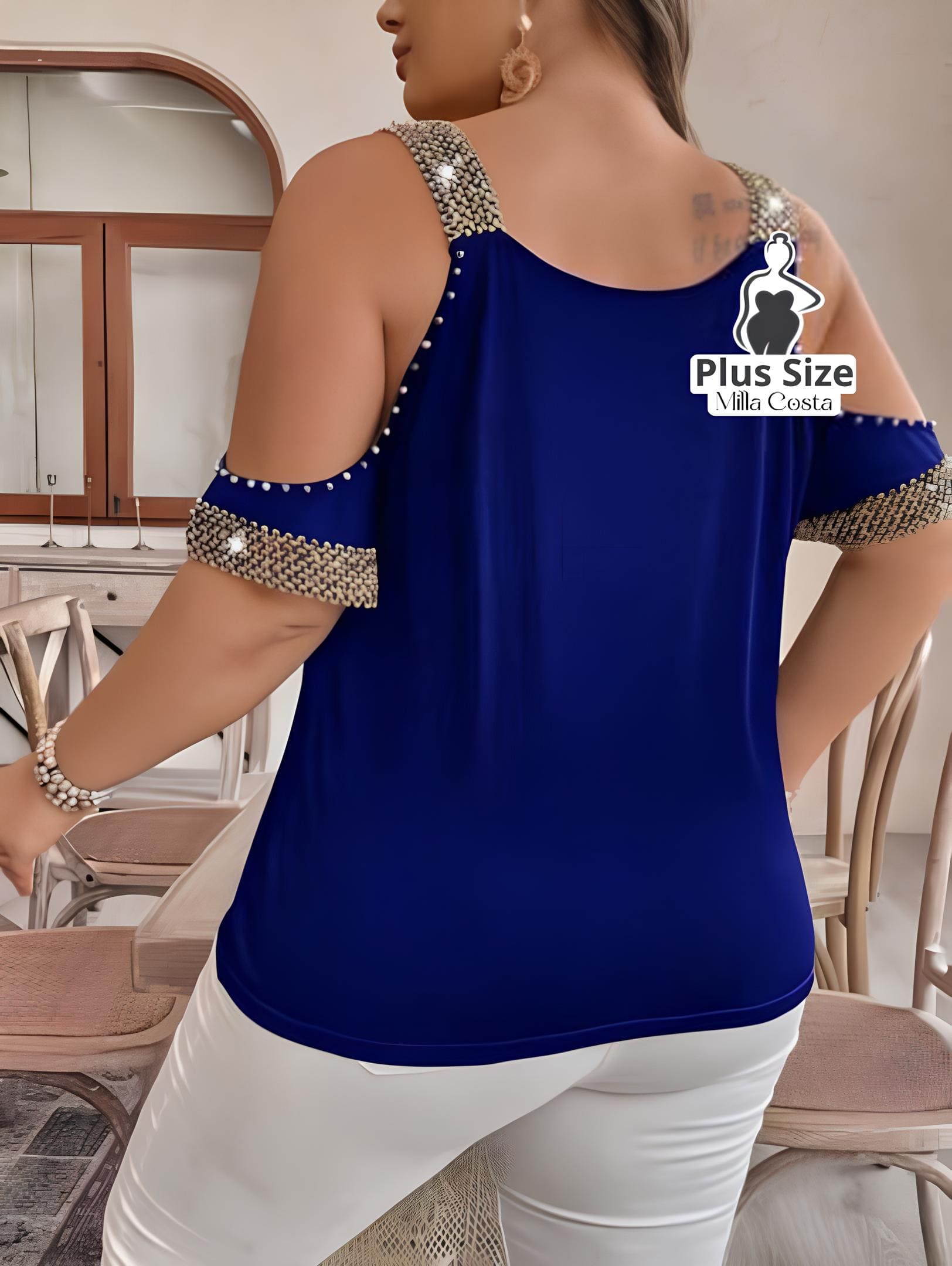 Blusa Com Detalhes de Pedraria e Ombros Vazados Plus Size