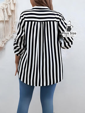 Blusa Listrada Com Bolso Frontal e Manga Ajustável Plus Size