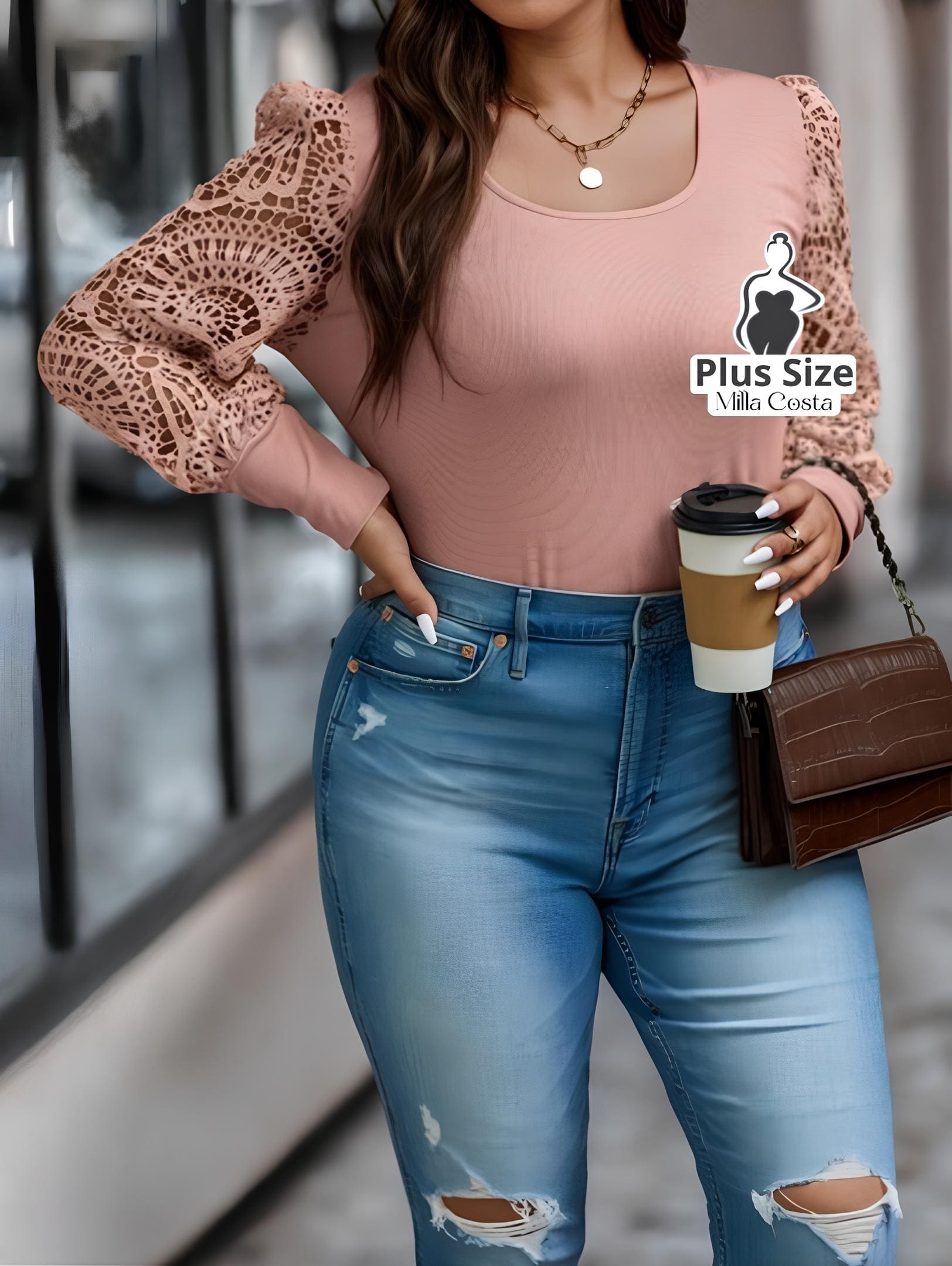 Blusa com Mangas de Crochê e Detalhe Moderno Plus Size