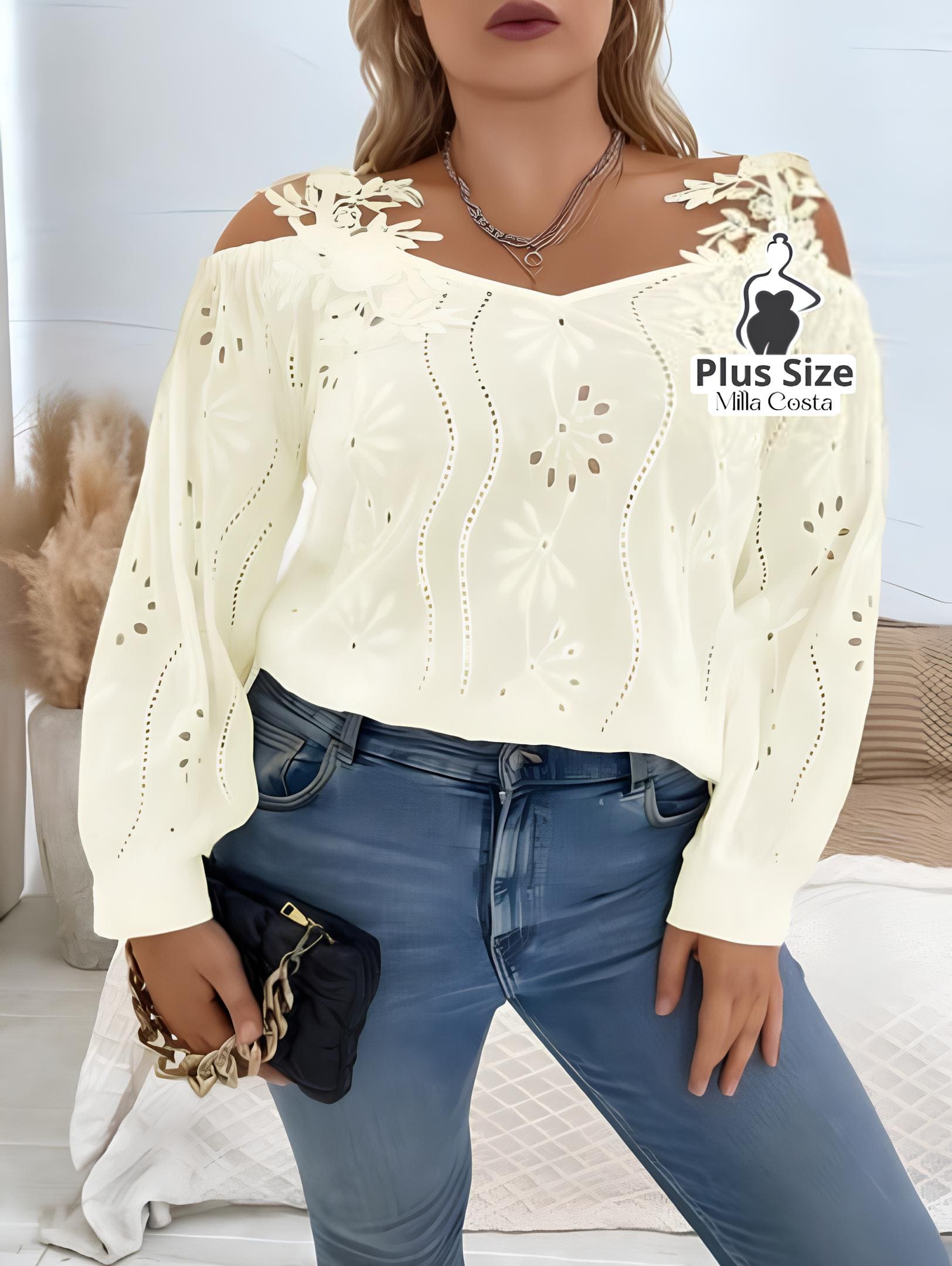 Blusa Ciganinha Com Bordado Vazado e Detalhes Florais Plus Size