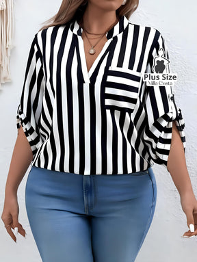 Blusa Listrada Com Bolso Frontal e Manga Ajustável Plus Size