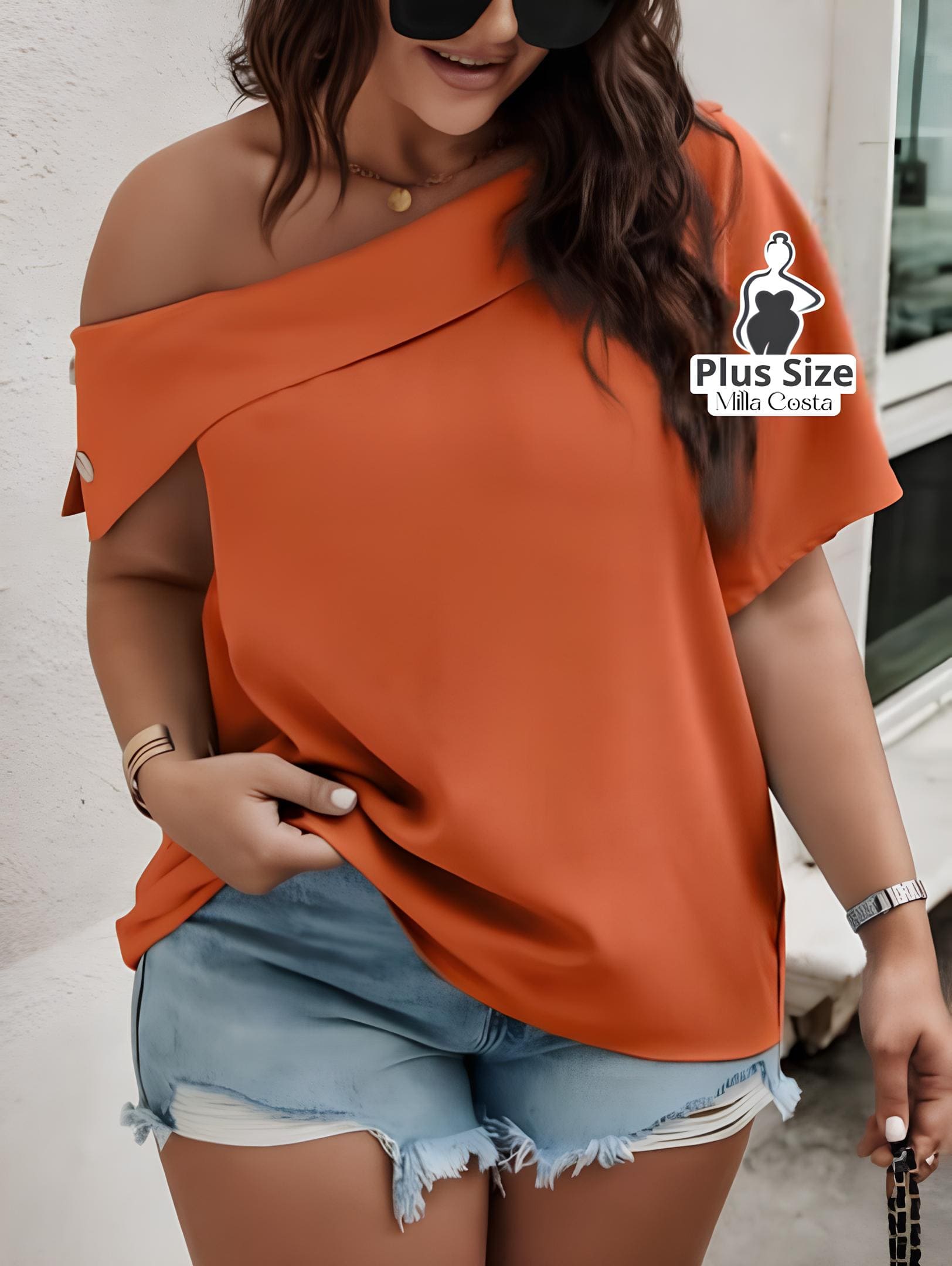 Blusa Ombro Caído Com Detalhe de Botão Plus Size