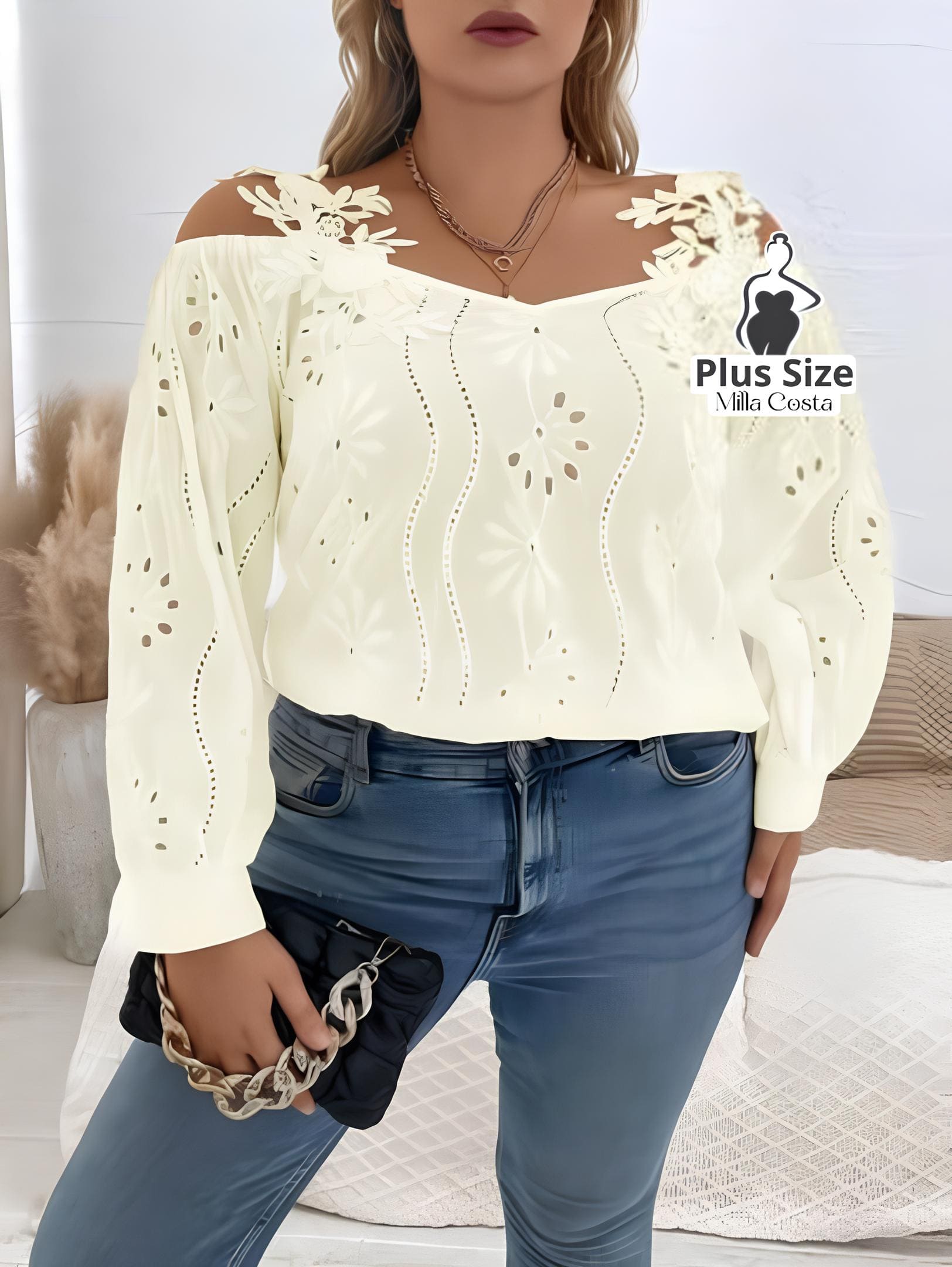 Blusa Ciganinha Com Bordado Vazado e Detalhes Florais Plus Size