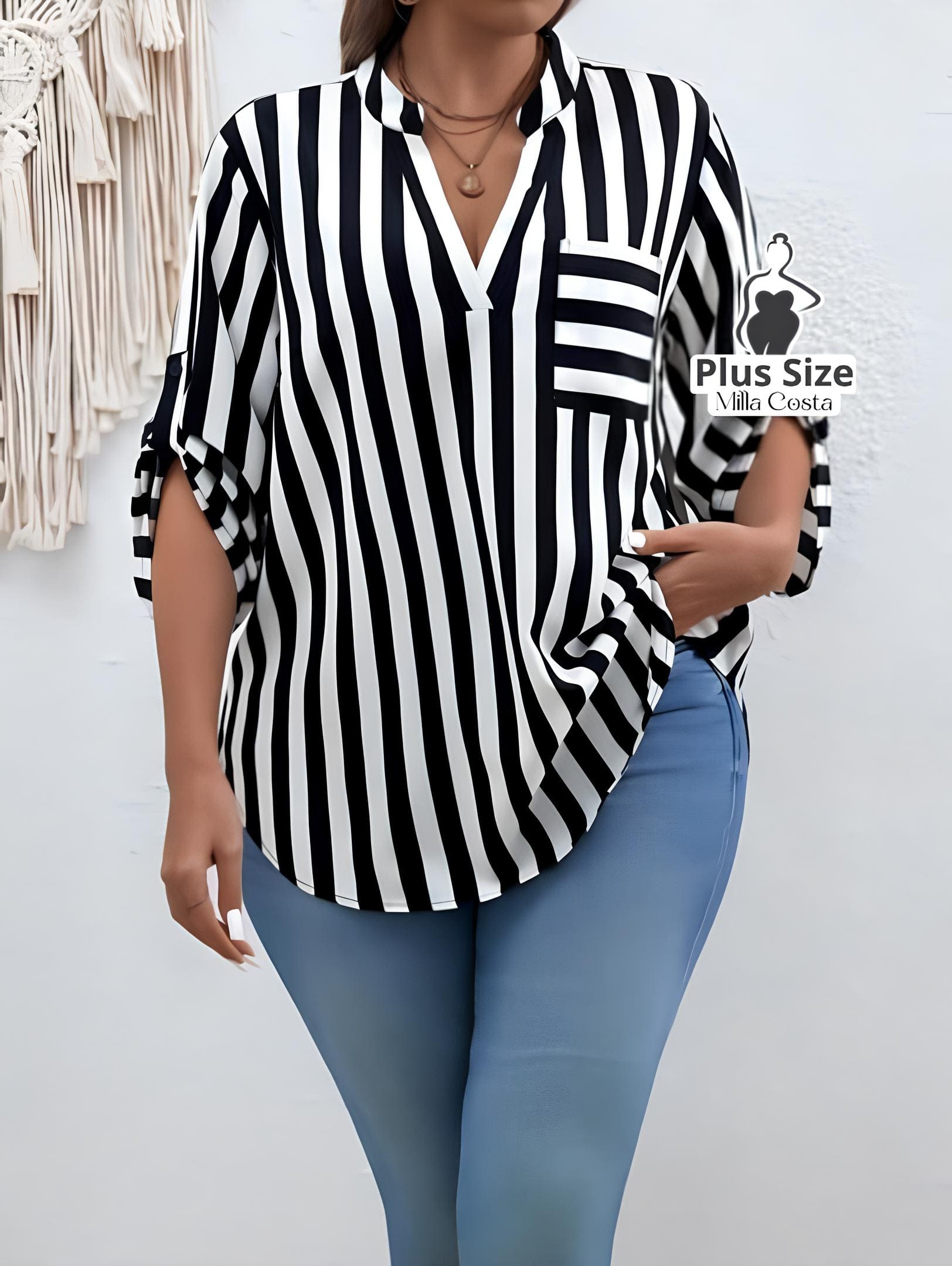 Blusa Listrada Com Bolso Frontal e Manga Ajustável Plus Size