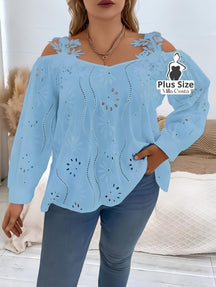 Blusa Ciganinha Com Bordado Vazado e Detalhes Florais Plus Size