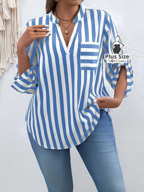 Blusa Listrada Com Bolso Frontal e Manga Ajustável Plus Size